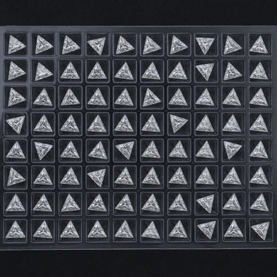 メリーラボで育ったダイヤモンド HPHT 2.6-3.1 から 5.3-6.0mm 白い三角形 三角切断