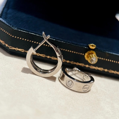 OEM ODM 固金耳飾り 18k 天然ダイヤモンド 愛の耳飾り AU750